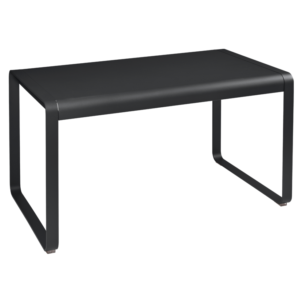 Une table noire avec une structure et des pieds en métal.