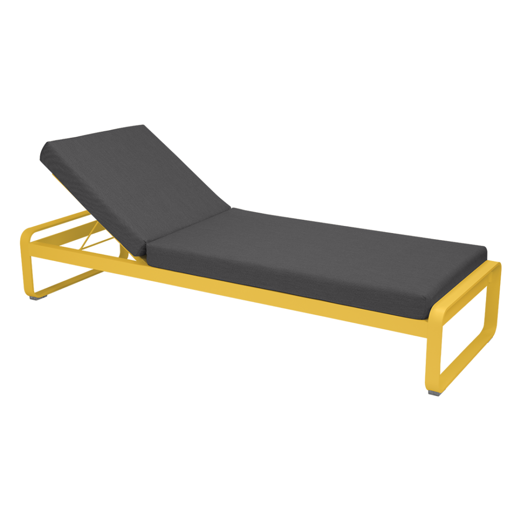 Une méridienne jaune avec un coussin noir.