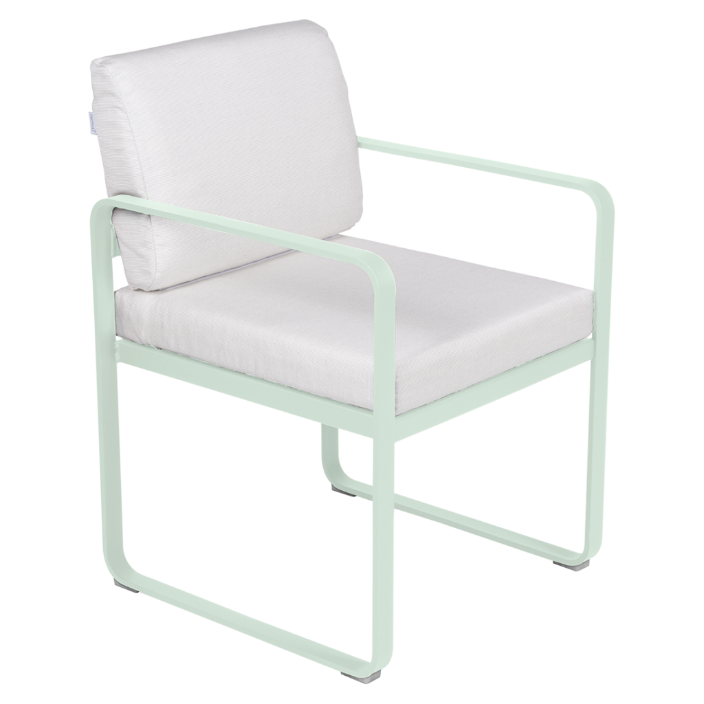 Une chaise Fauteuil de repas Bellevie en métal avec un coussin blanc.