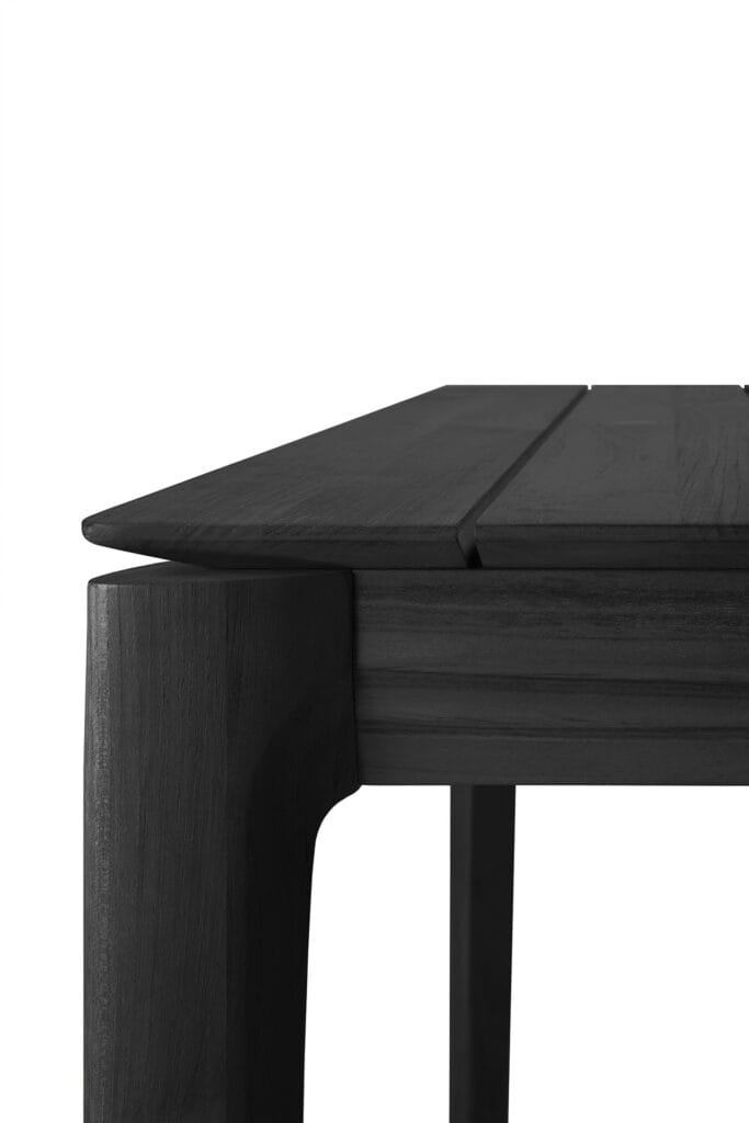 Un gros plan d'une table à manger noire.
