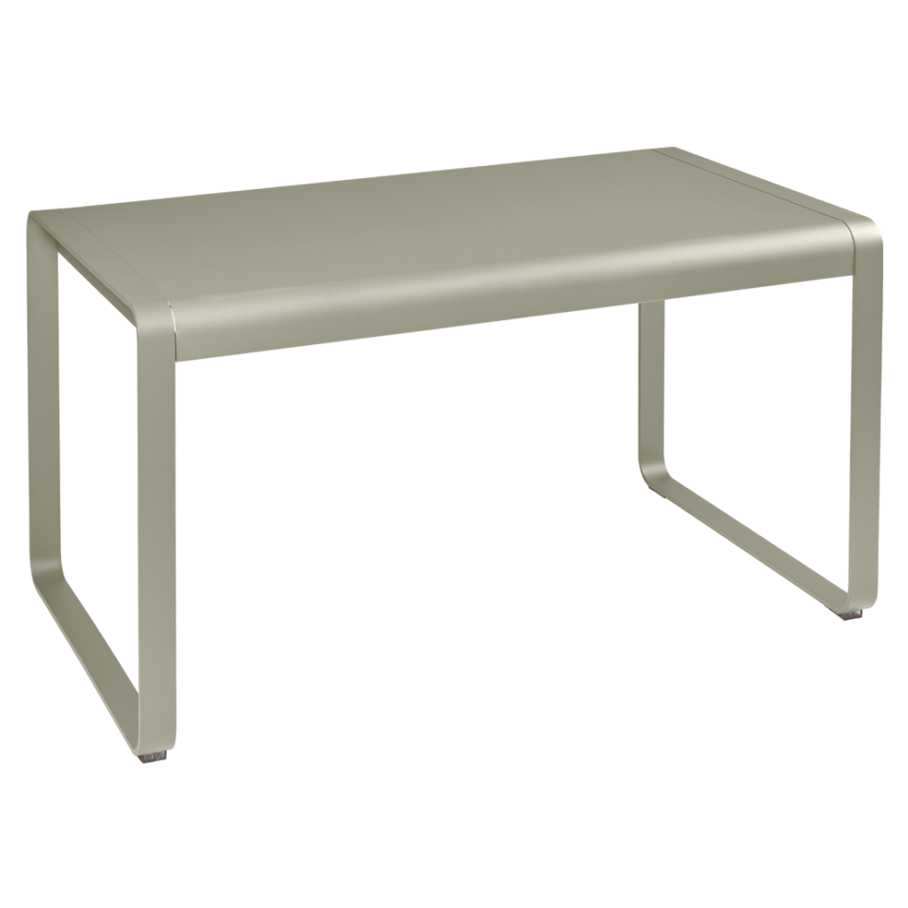 Une table en métal gris sur fond blanc.