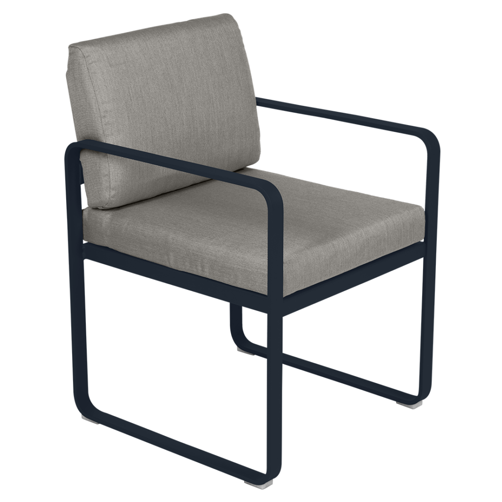 Une chaise d'extérieur Fauteuil de repas Bellevie avec un siège rembourré gris et un cadre noir.