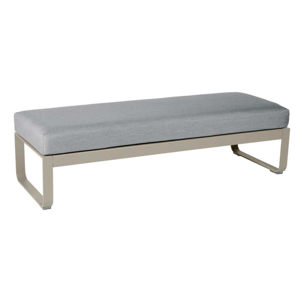 Un banc Banquette Bellevie 2 places gris avec un coussin gris sur fond blanc.