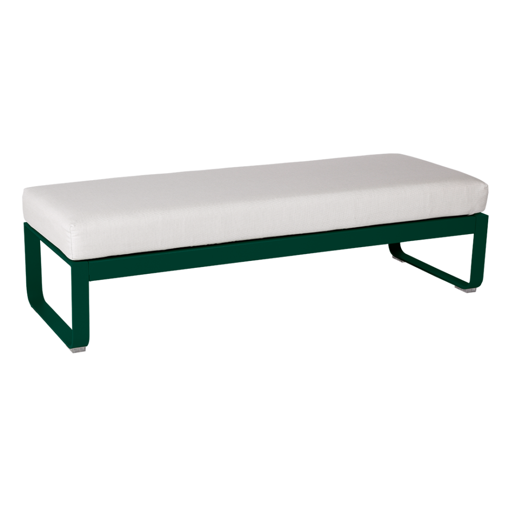 Une Banquette Bellevie 2 places avec un coussin de banquette vert et blanc.