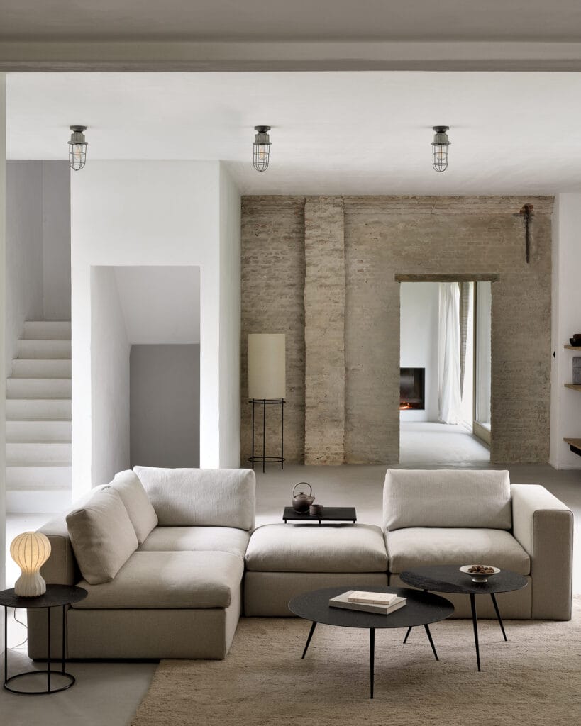 Un séjour avec un Canapé Mellow, module 1 place et une table basse.