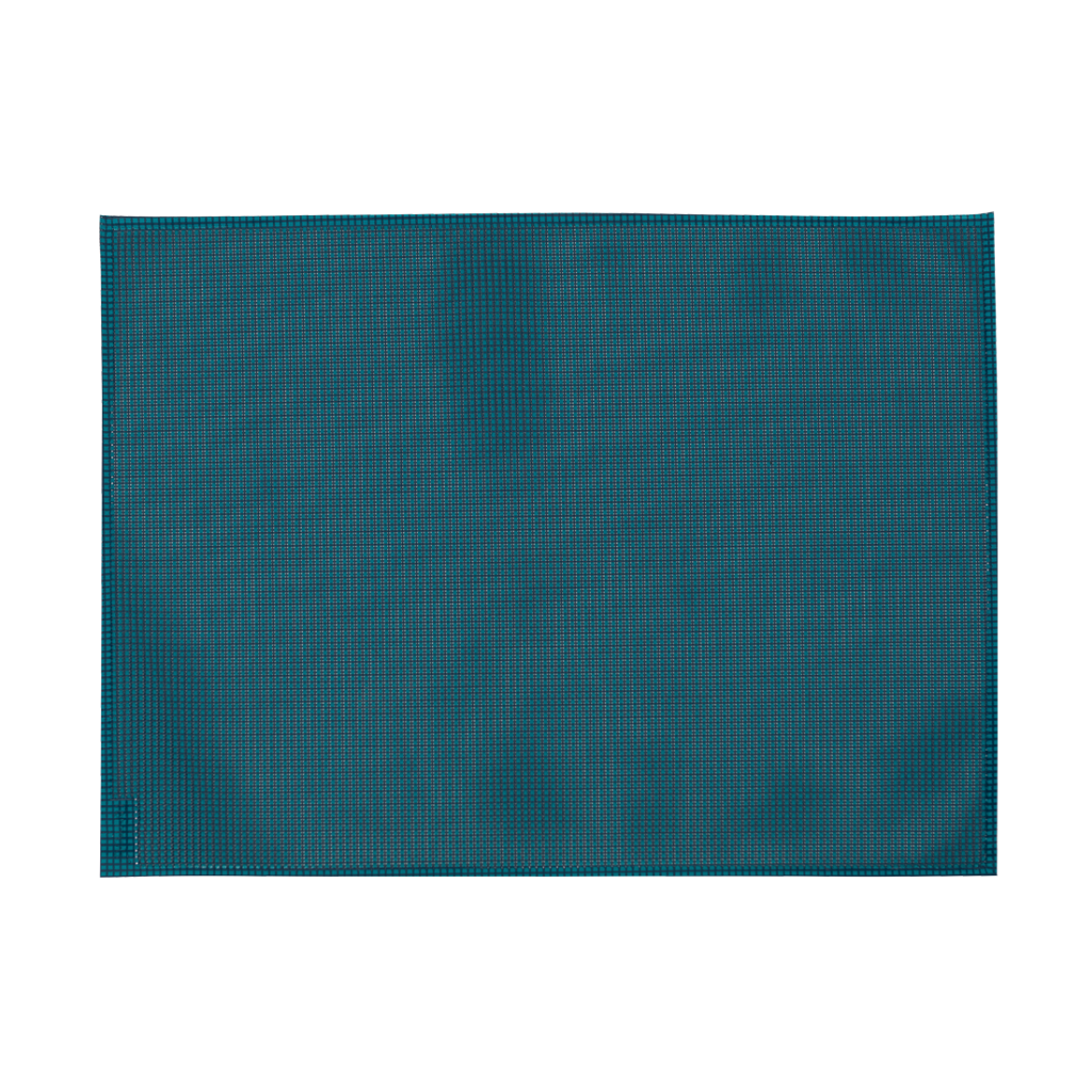 Un set de table Bleu Acapulco sur fond de table blanc.