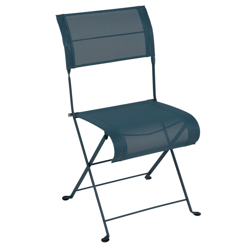 Une chaise pliante bleue sur fond blanc.