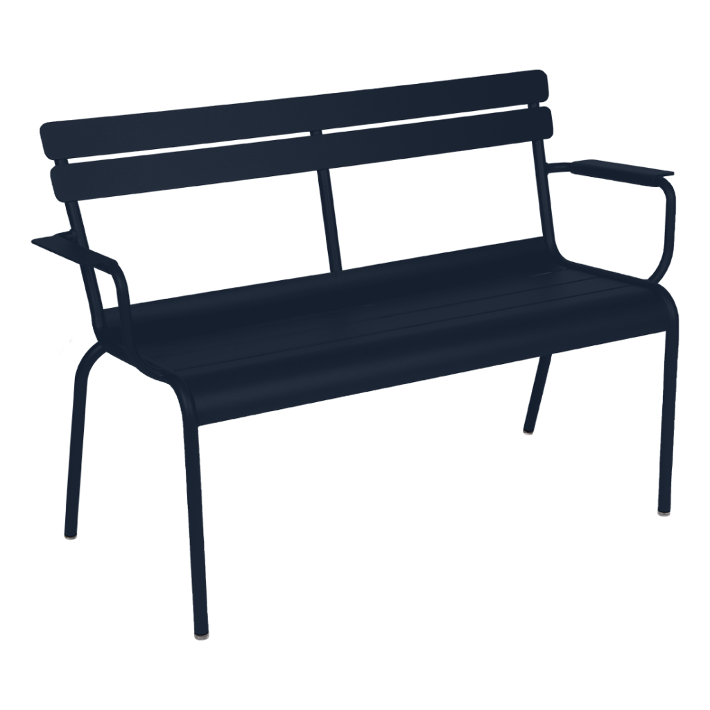 Un banc noir sur fond blanc comportant des accoudoirs.