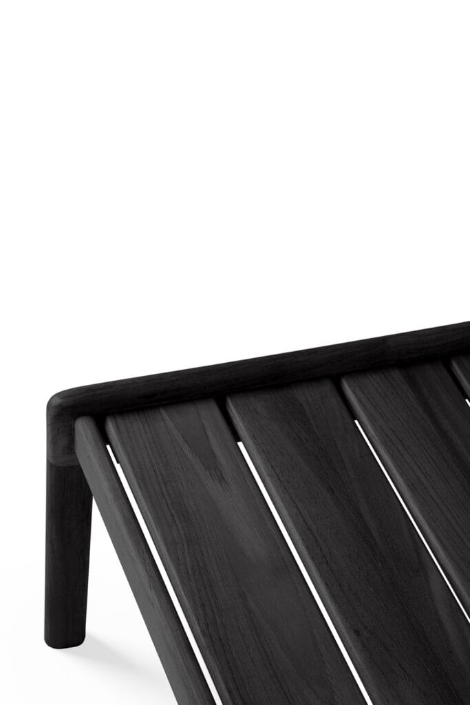 Une Table d'appoint Jack, teck noir sur fond blanc.