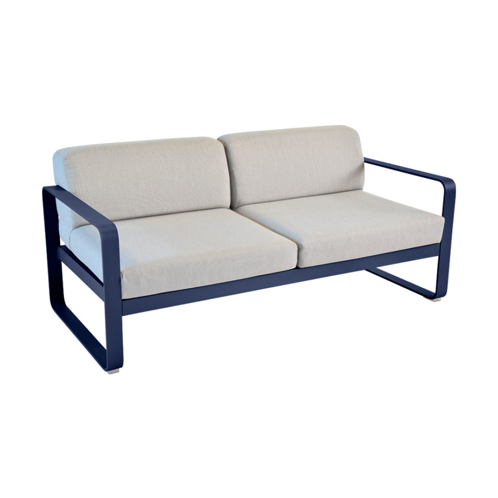 Un canapé d'extérieur avec un coussin bleu et un cadre beige.