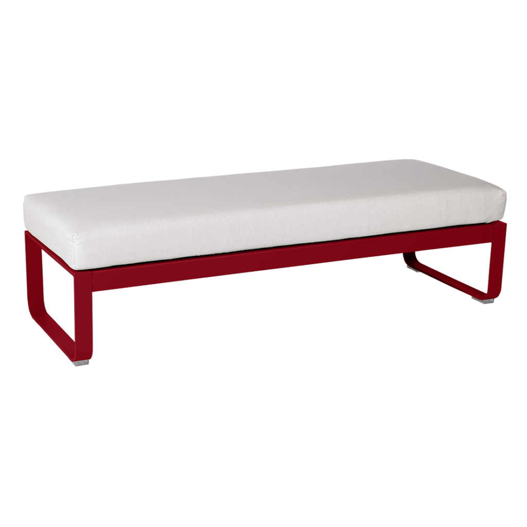 Une Banquette Bellevie 2 places blanche avec un coussin rouge.