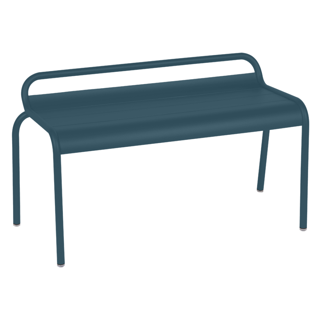 Un banc bleu sur fond blanc.
