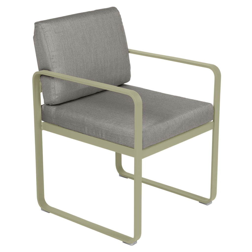 Une chaise d'extérieur Fauteuil de repas Bellevie avec un siège rembourré gris.