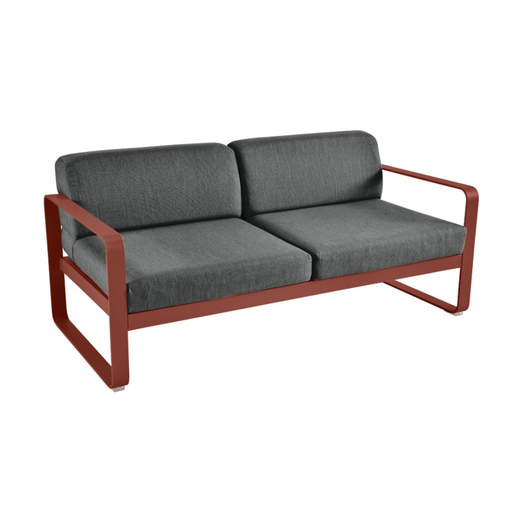 Un canapé gris avec un cadre rouge sur fond blanc.