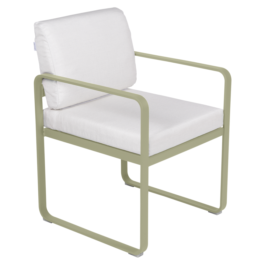 Une chaise d'extérieur Fauteuil de repas Bellevie avec un coussin blanc et une structure en métal.