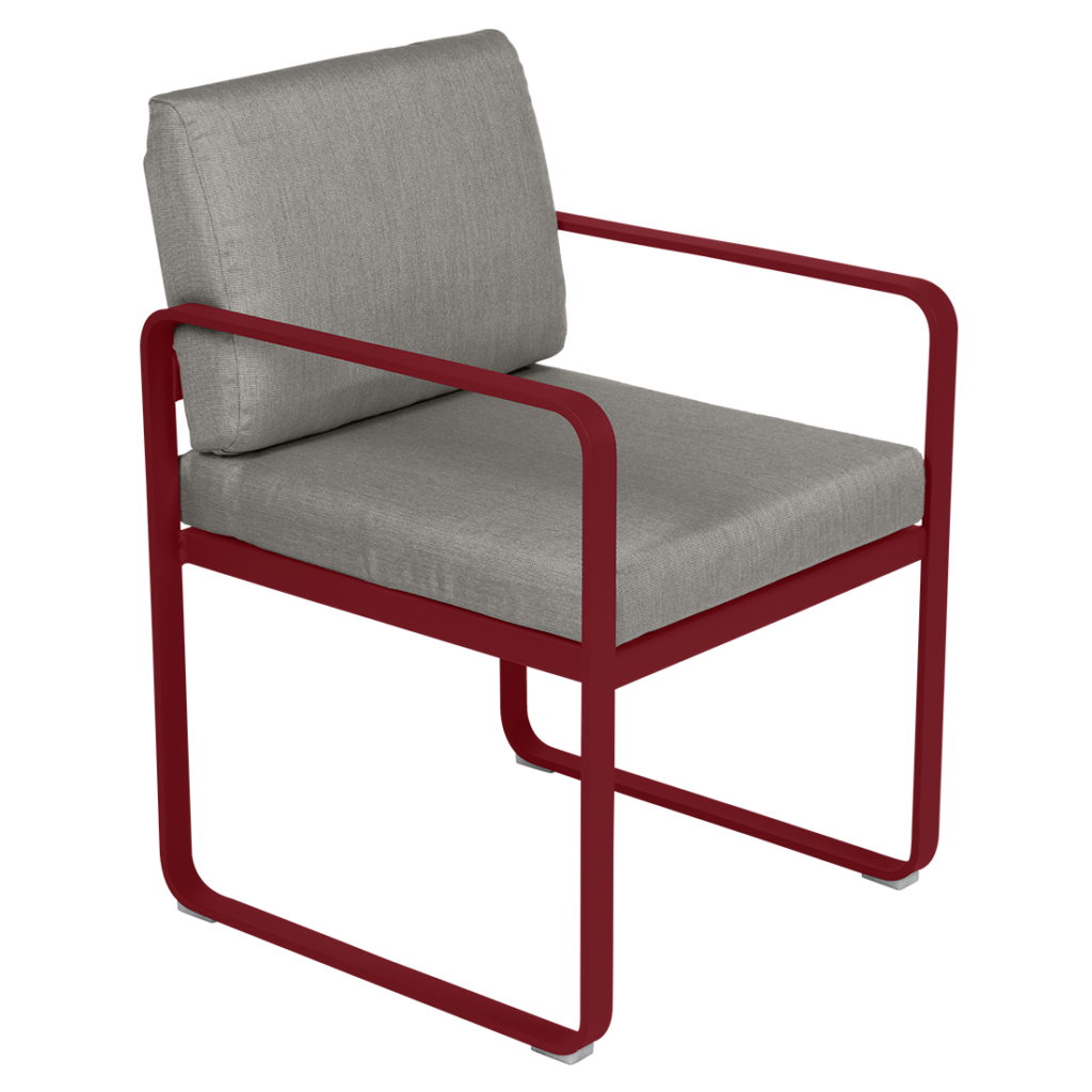 Le Fauteuil de repas Bellevie, doté d'une structure rouge et d'un coussin gris, est la chaise d'extérieur parfaite pour des réunions chaleureuses.