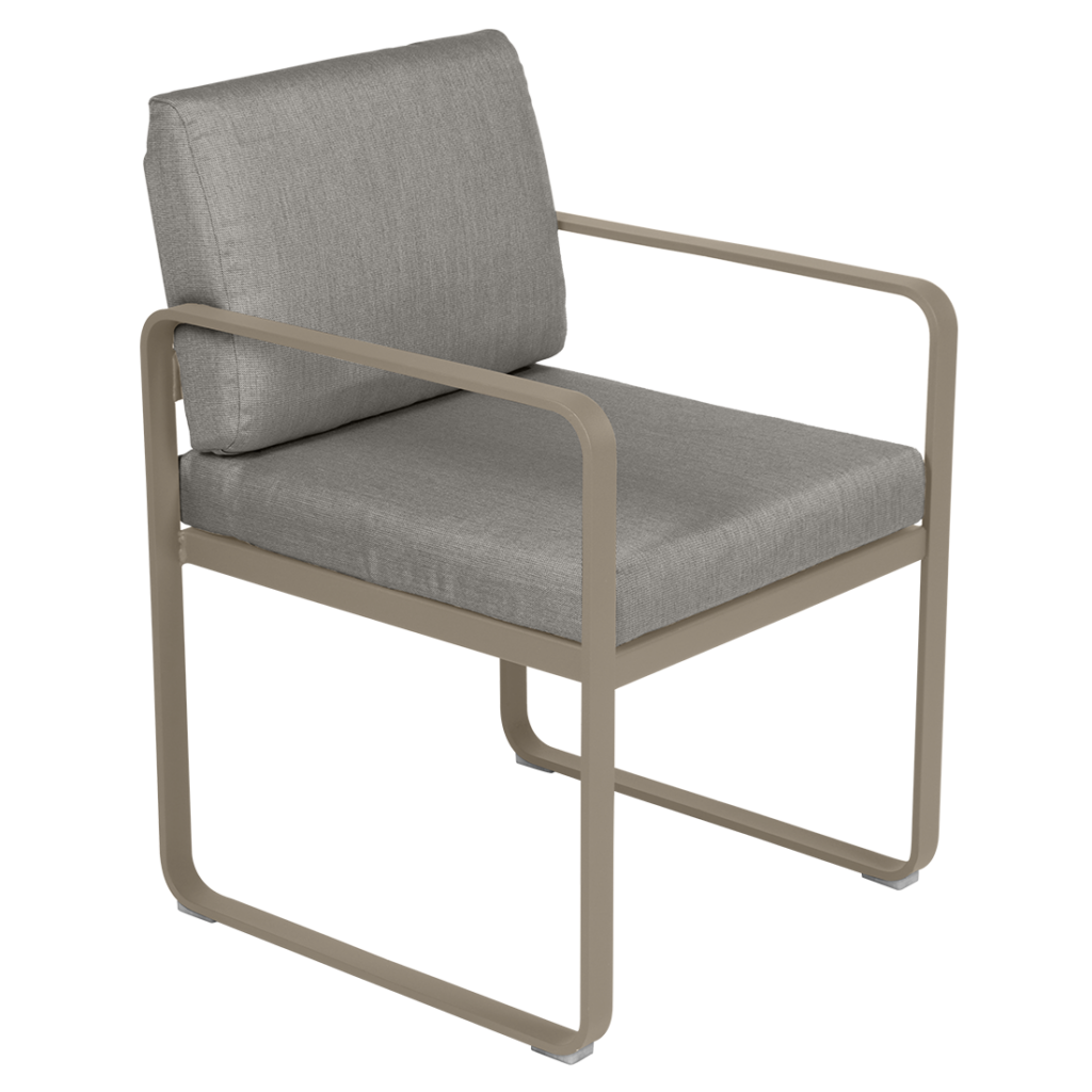 Une chaise d'extérieur Fauteuil de repas Bellevie avec un siège rembourré gris pour les repas.