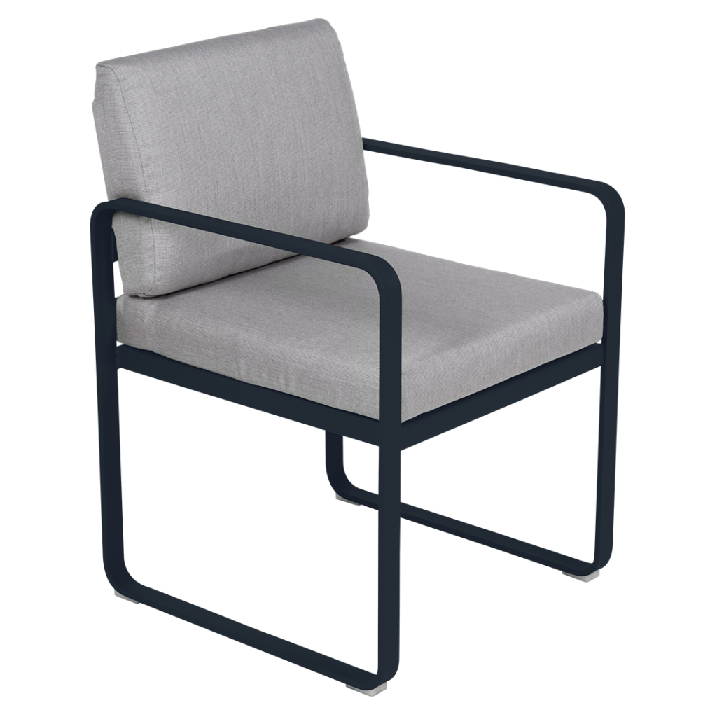 Le Fauteuil de repas Bellevie est une chaise d'extérieur en tissu gris et structure noire.