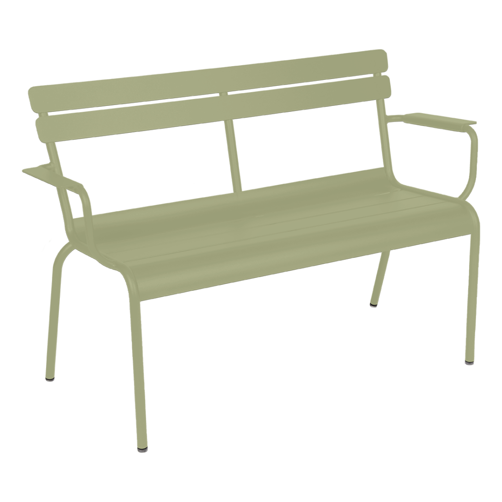 Un banc vert sur fond blanc au Luxembourg.