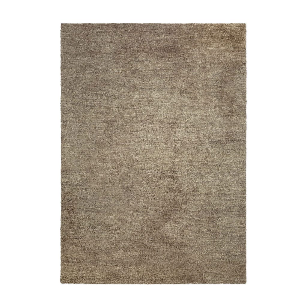 Un tapis Tapis Dunes couleur cumin sur fond blanc.