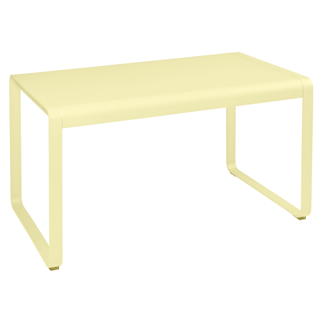 Une table jaune avec une structure et des pieds en métal.