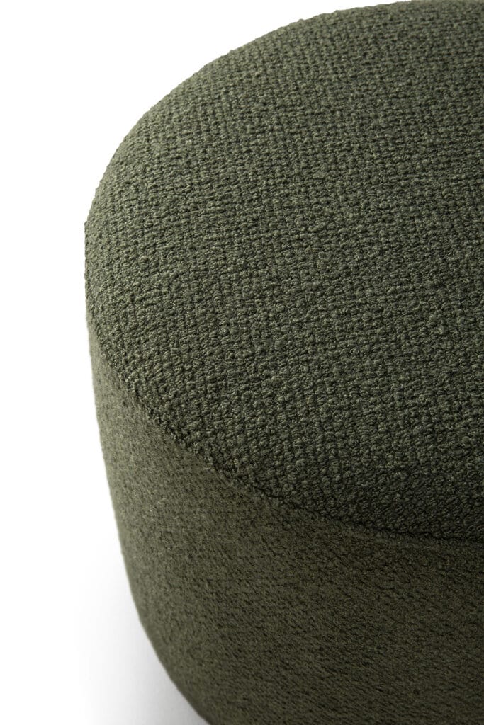 Un Canapé Mellow, module 1 place, pouf rond en tissu vert olive.