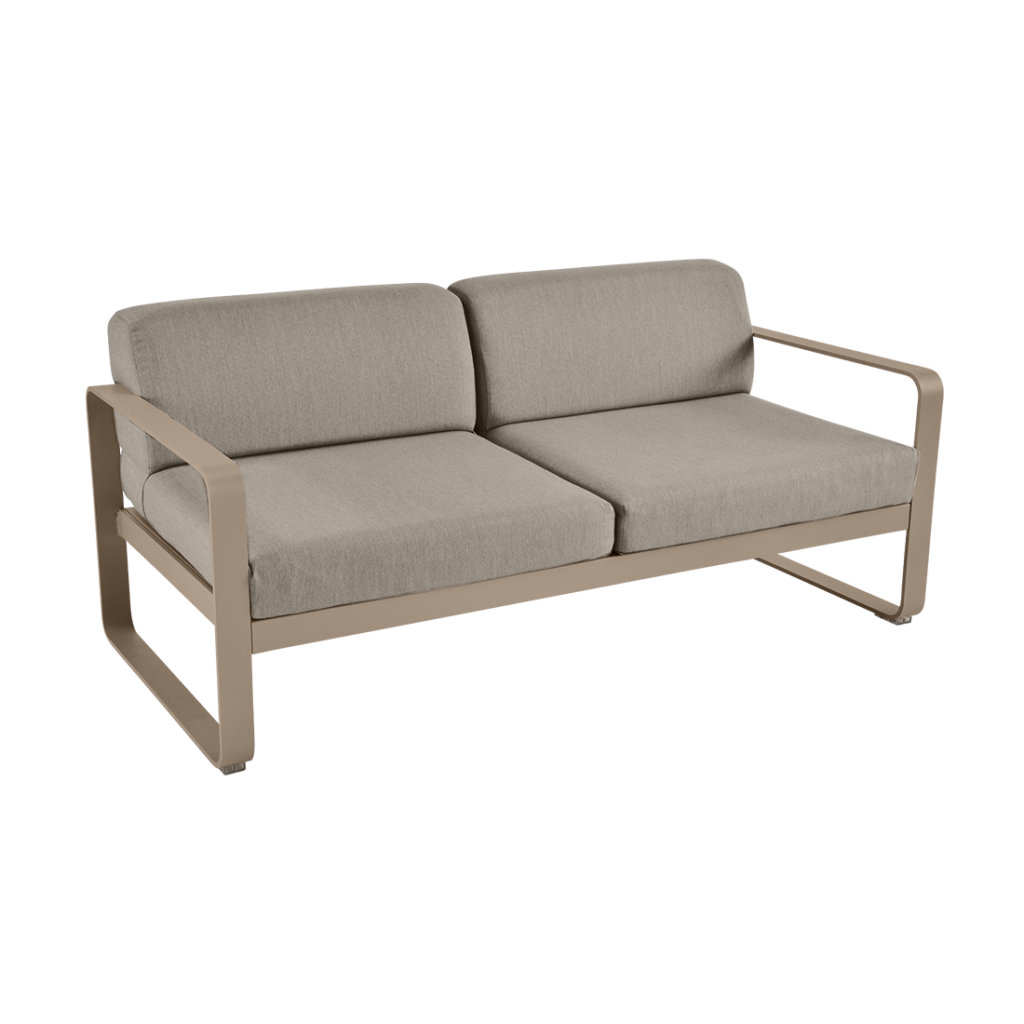 Un canapé beige avec un coussin beige.