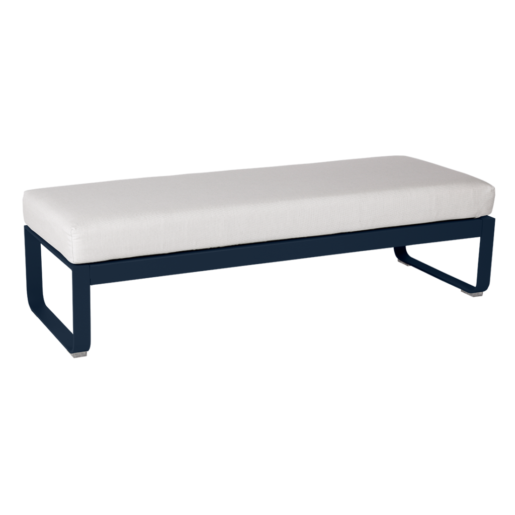 Un banc extérieur Banquette Bellevie 2 places avec un coussin blanc et un cadre noir est un complément parfait à toute configuration de banquette à 2 places.