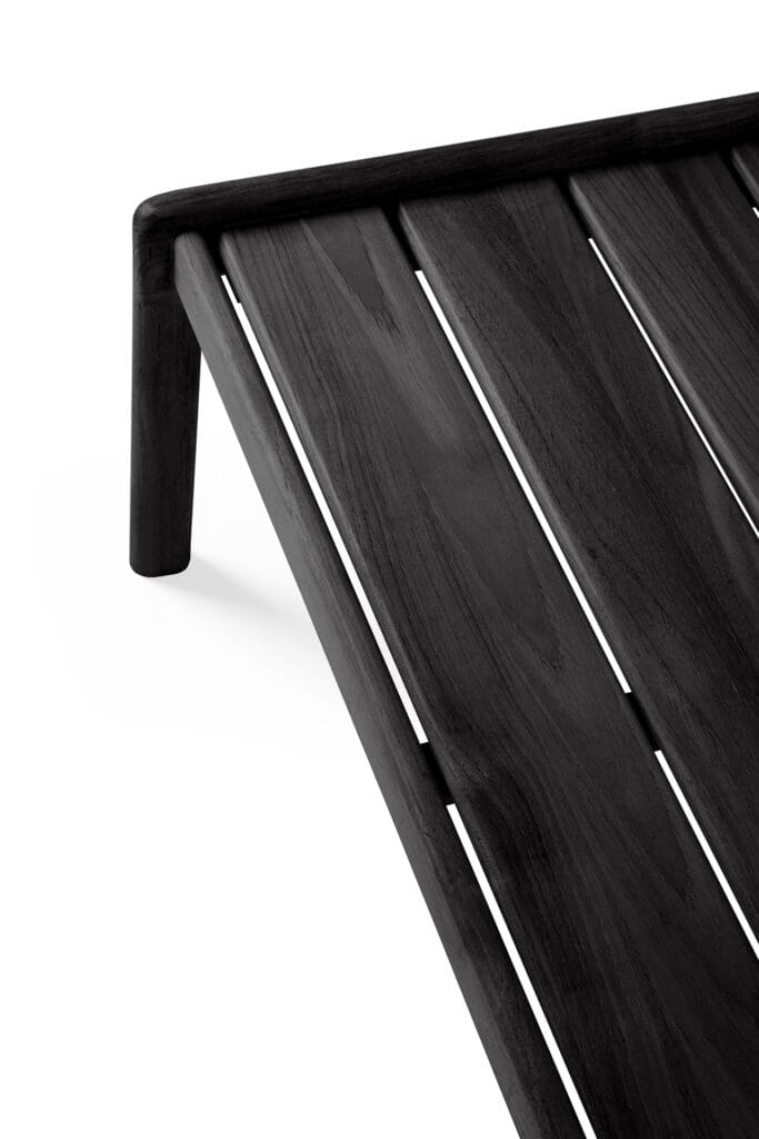 Une Table basse Jack, teck noir sur fond blanc.