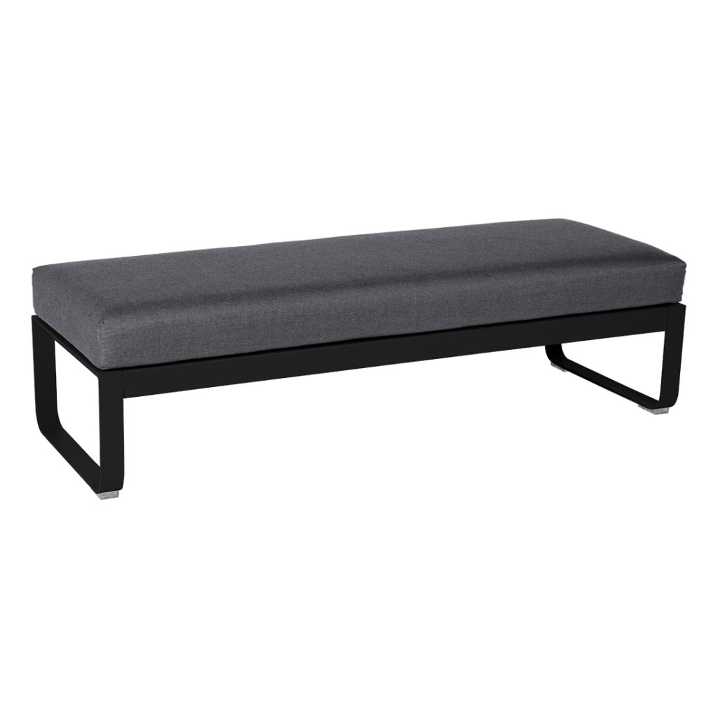 Une banquette Bellevie grise 2 places avec un cadre noir sur fond blanc. Cette Banquette Bellevie 2 places moderne complète parfaitement tout décor contemporain, ajoutant une touche élégante aux espaces intérieurs et extérieurs.