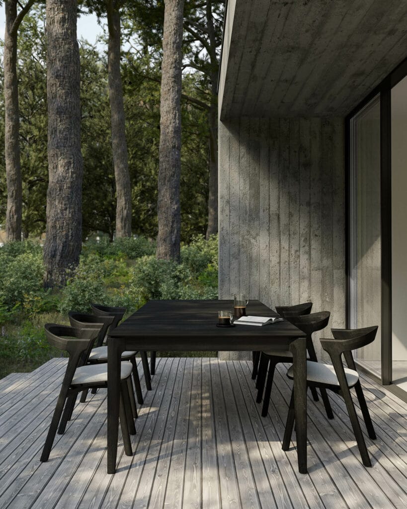 Un jardin Table de jardin Bok, terrasse en teck noir avec une table et des chaises dans les bois.