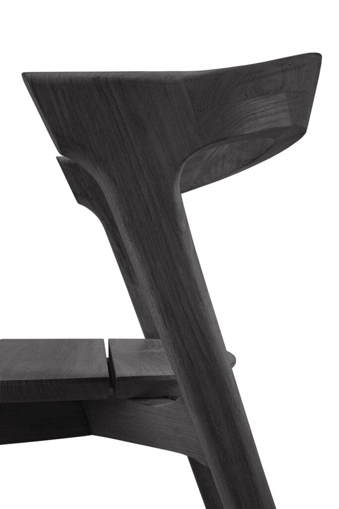 Un gros plan d'une chaise en bois noir.