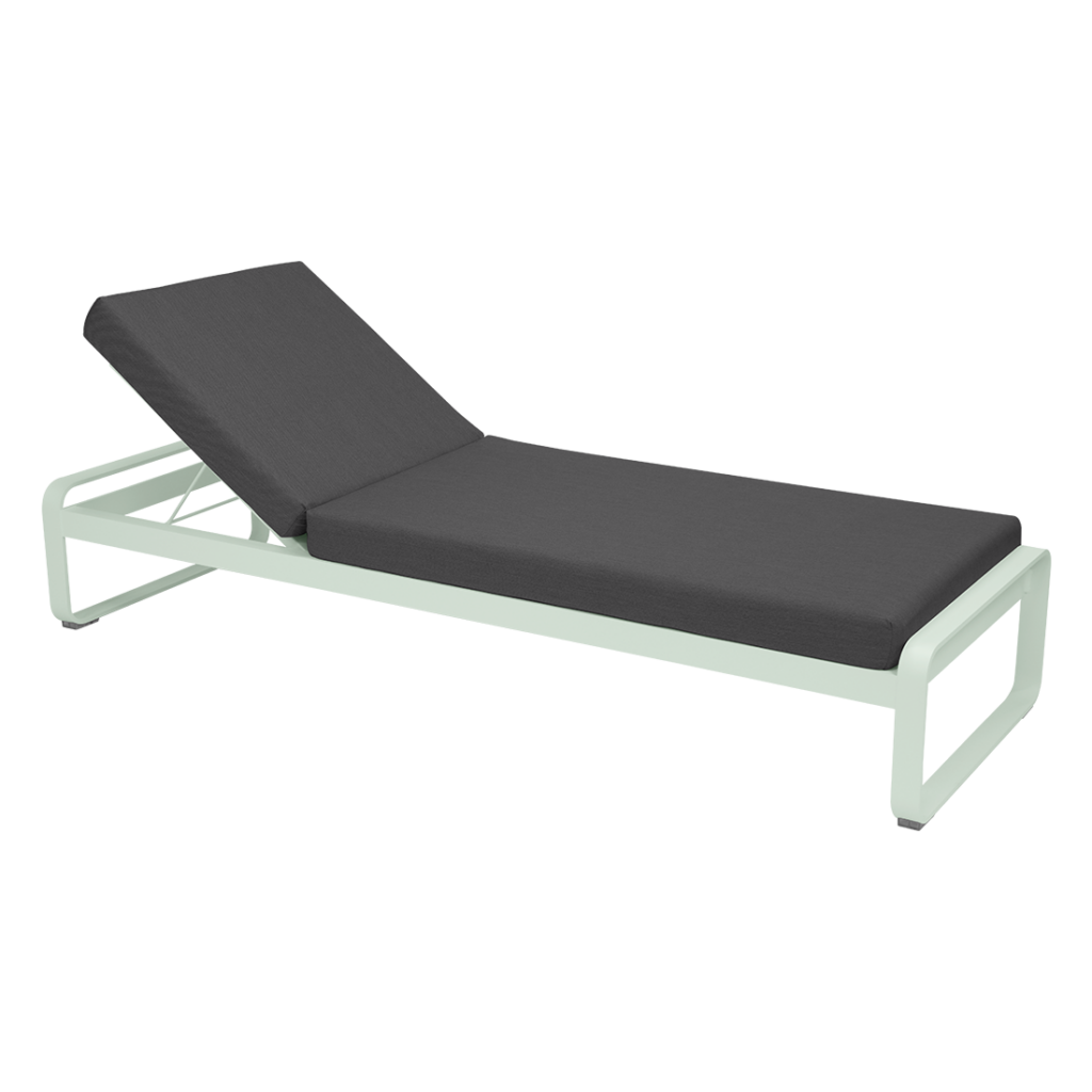 Une méridienne blanche avec un coussin noir.