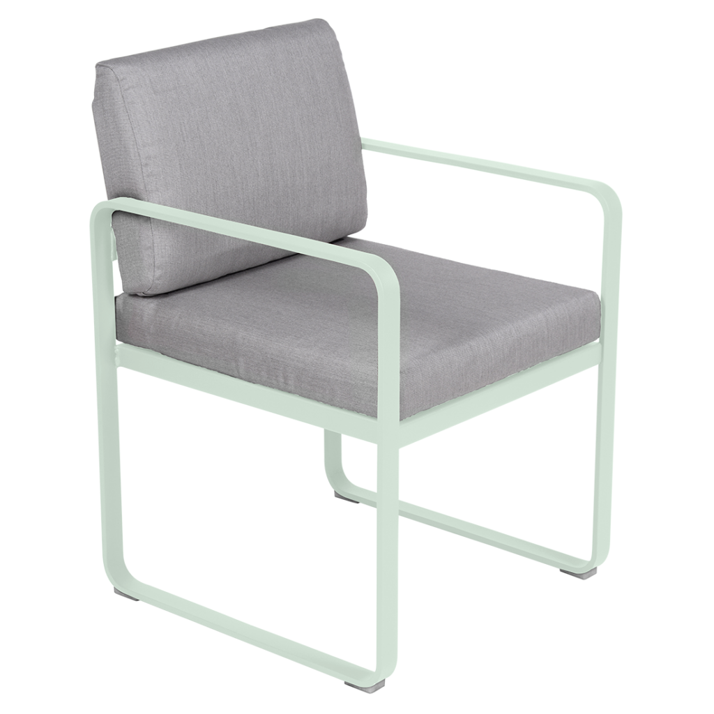 Une chaise d'extérieur Fauteuil de repas Bellevie avec un siège rembourré gris.