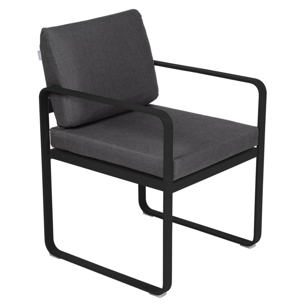 Une chaise de salle à manger grise avec un cadre noir, parfaite pour créer une ambiance Fauteuil de repas Bellevie élégante pendant les repas.