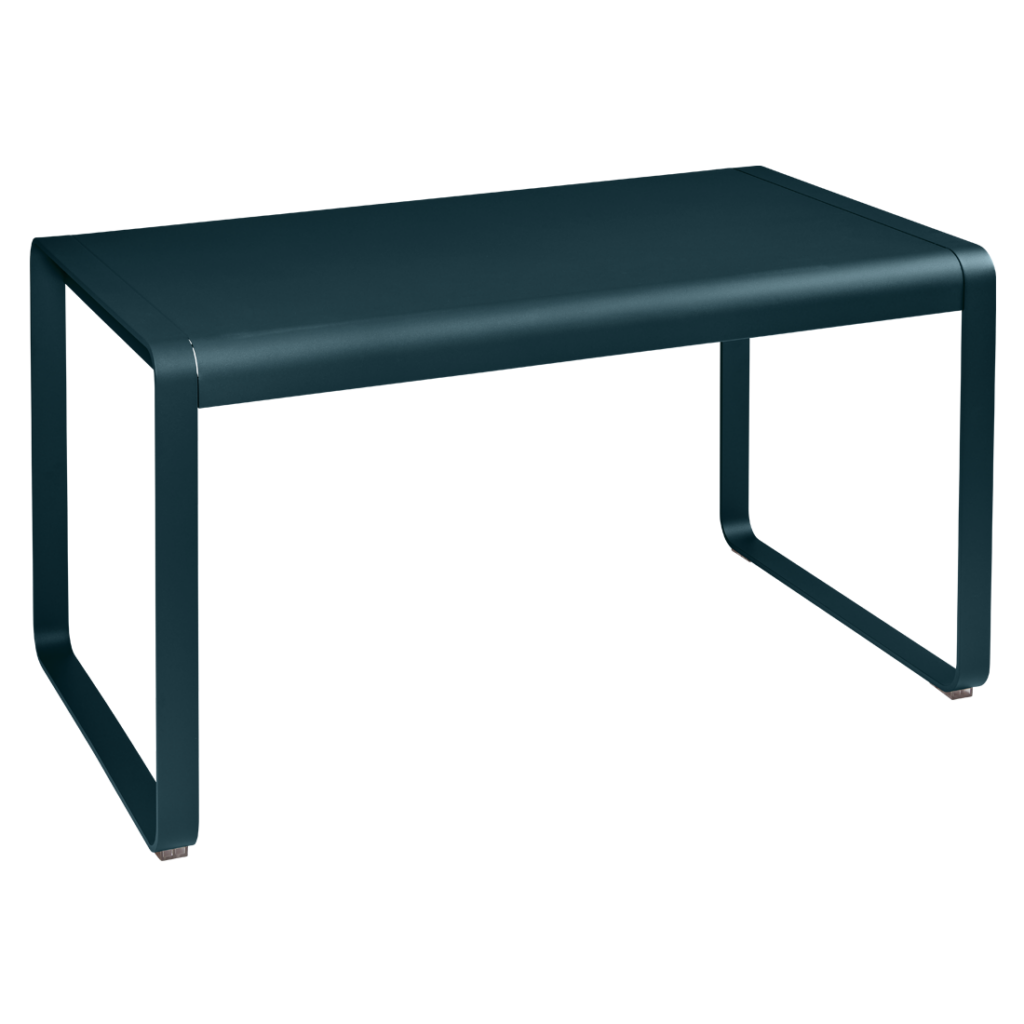 Une table en métal noir avec un plateau noir.