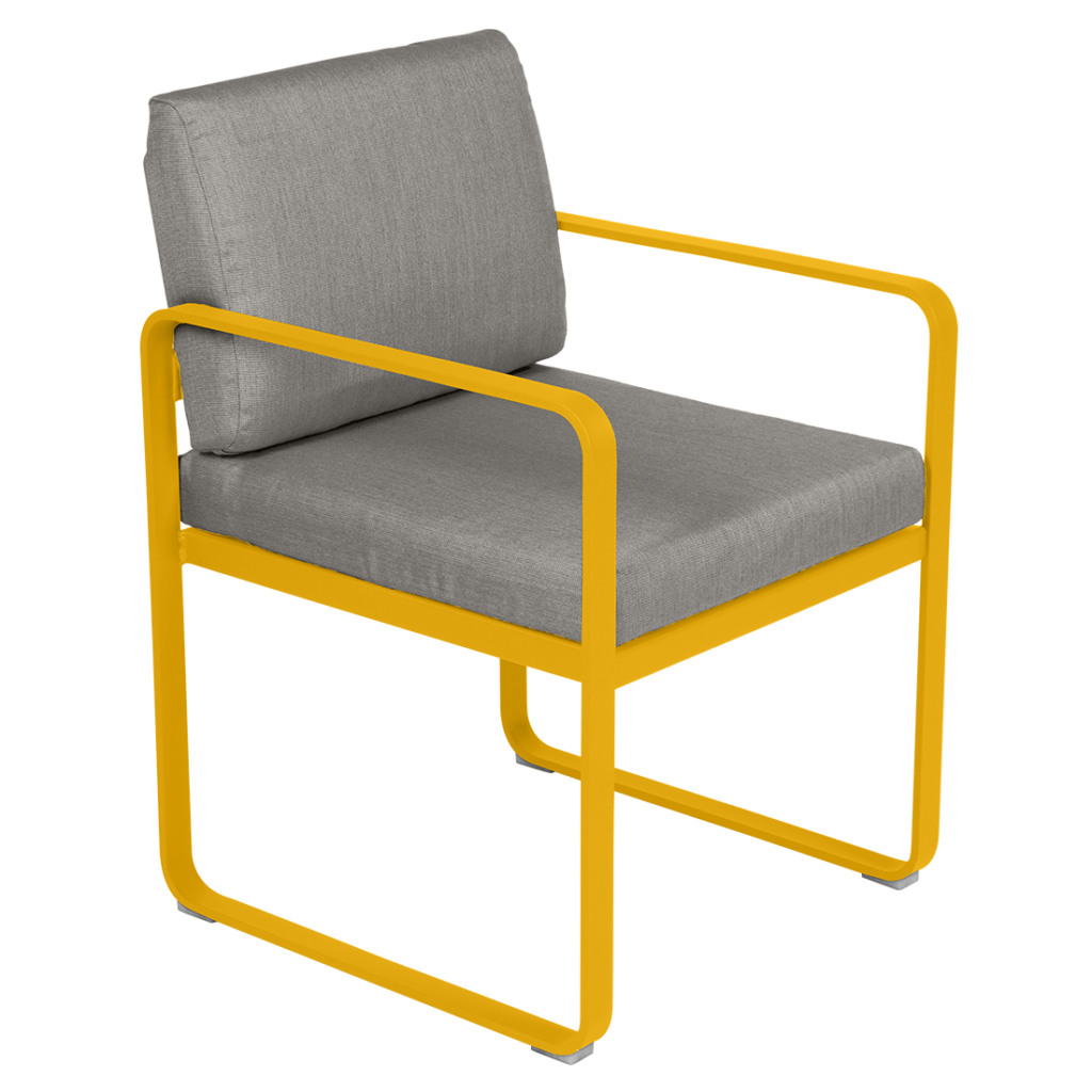 Une chaise jaune et grise avec une structure grise, également connue sous le nom de Fauteuil de repas Bellevie.