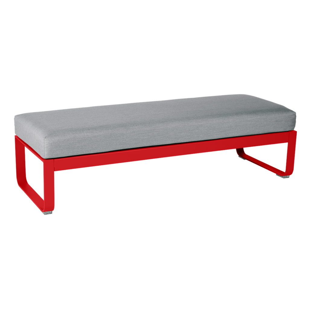 Un banc Banquette Bellevie 2 places rouge et gris avec un coussin gris.
