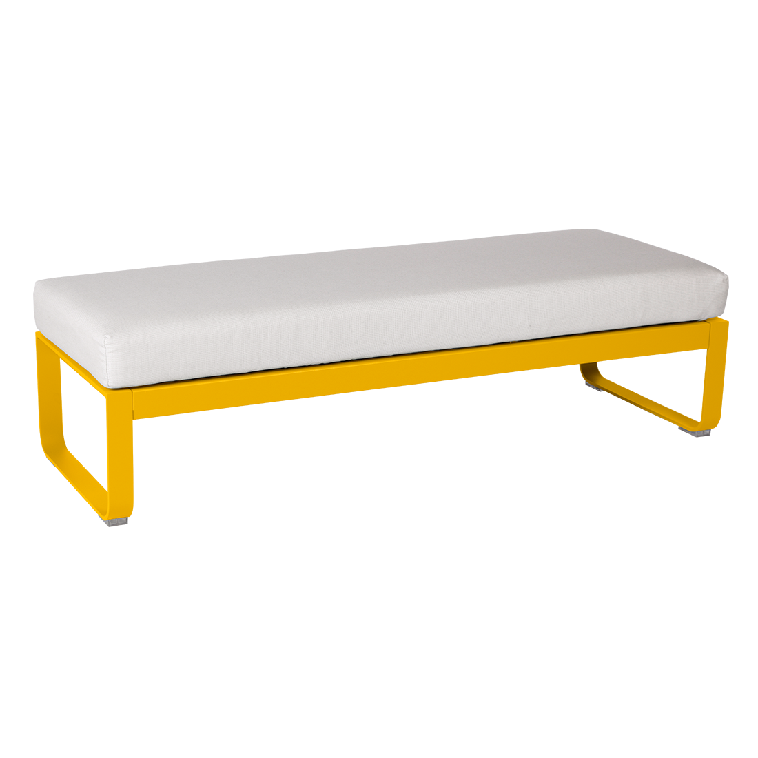 Une Banquette Bellevie d'extérieur 2 places avec un coussin jaune et un cadre blanc.