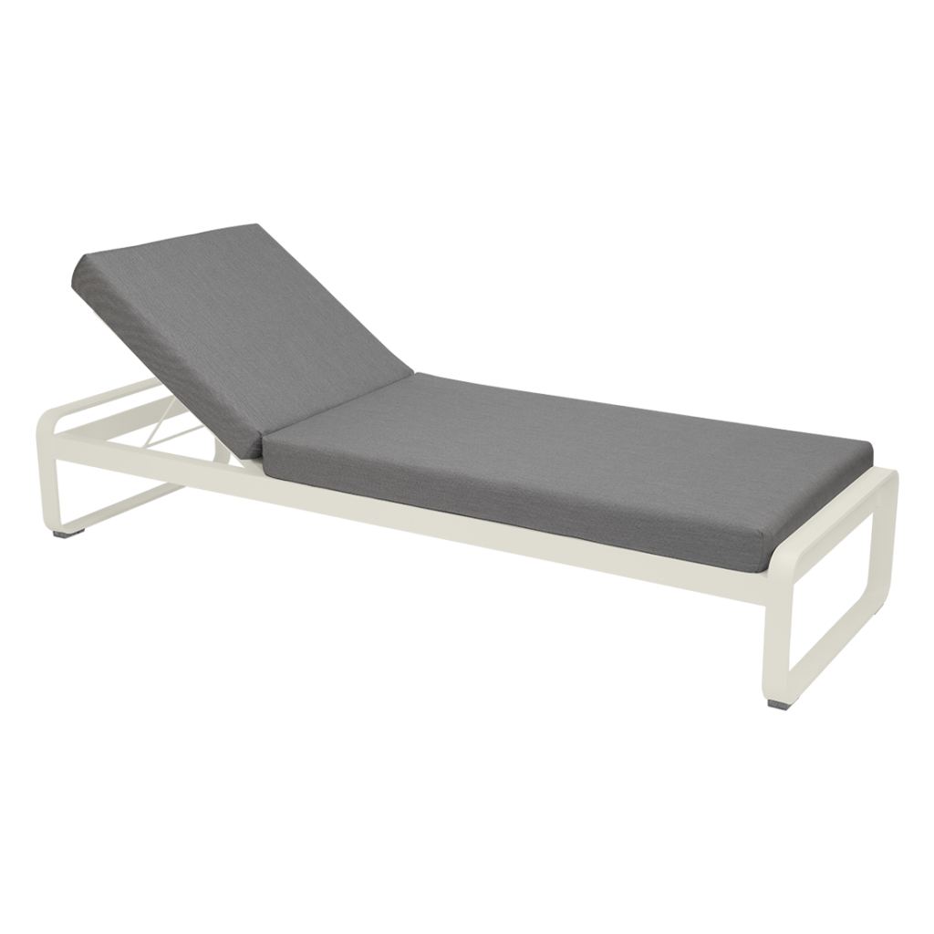 Une méridienne blanche avec un coussin gris.