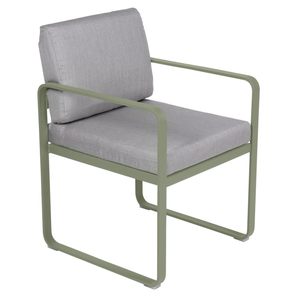 Le Fauteuil de repas Bellevie est doté d'un élégant siège rembourré gris, parfait pour la détente en plein air.