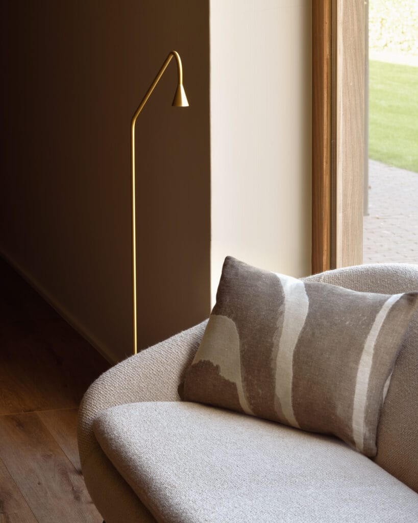 Un Canapé Mellow d'Ethnicraft, module 1 place dans une pièce avec fenêtre.