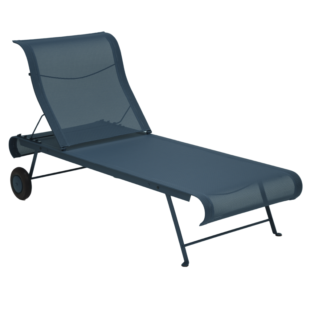 Une chaise longue bleue à roulettes sur fond blanc.