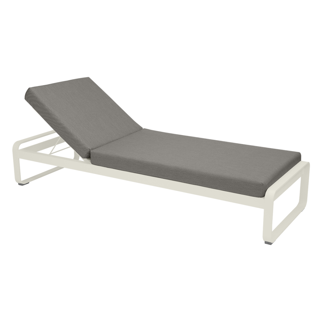 Une méridienne avec un coussin gris sur fond blanc.