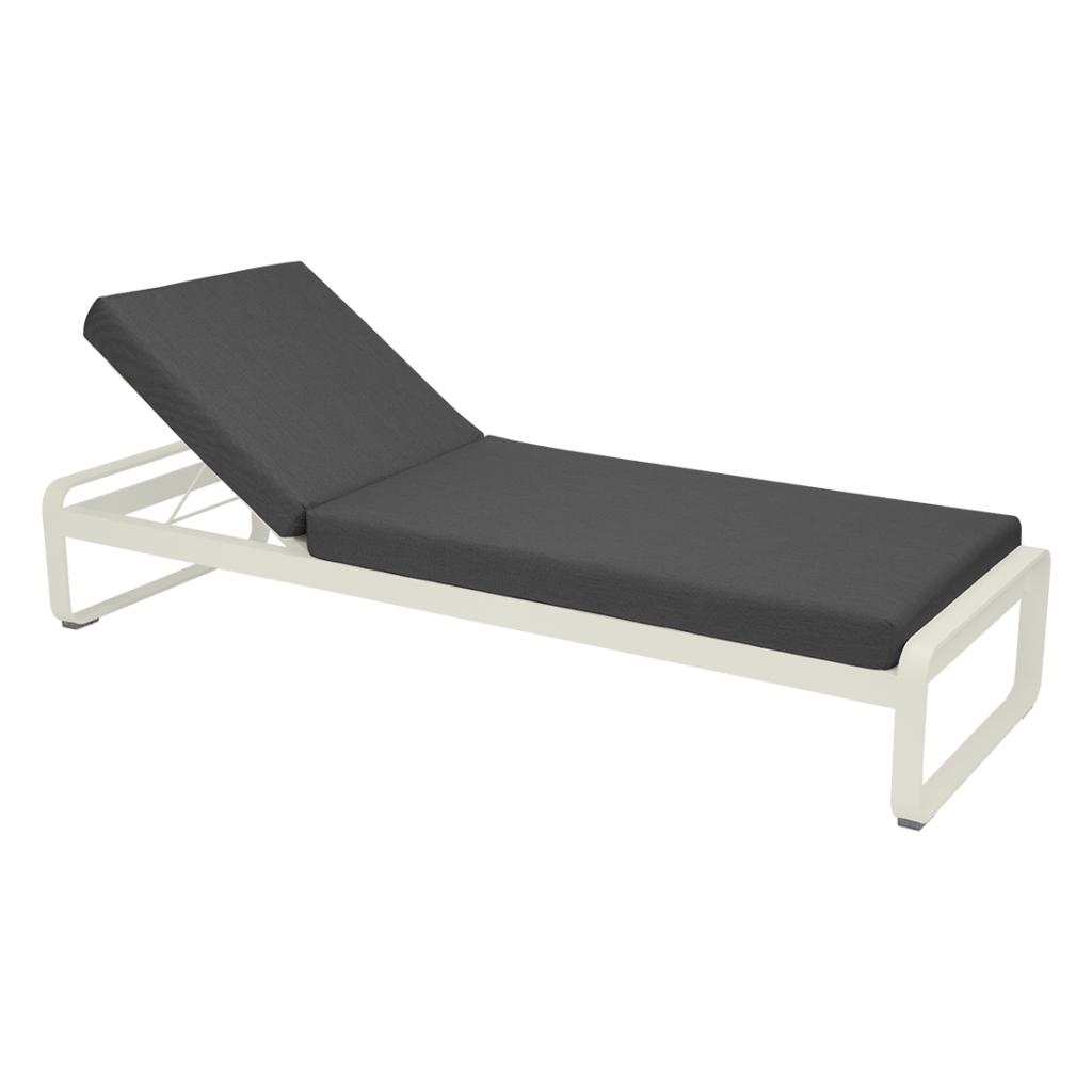 Une méridienne blanche avec un coussin noir.