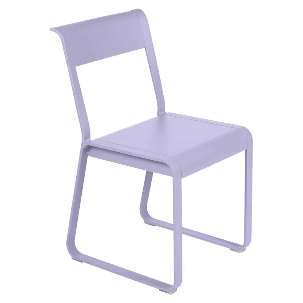 Une chaise en métal violet sur fond blanc, ressemblant à la Chaise V2 Bellevie.