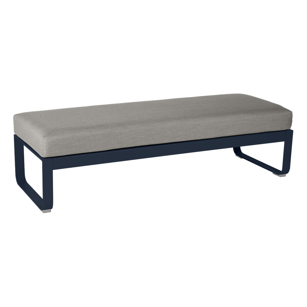 Une Banquette Bellevie 2 places, un banc d'extérieur avec un coussin gris et un cadre noir, est l'option d'assise parfaite pour 2 places.