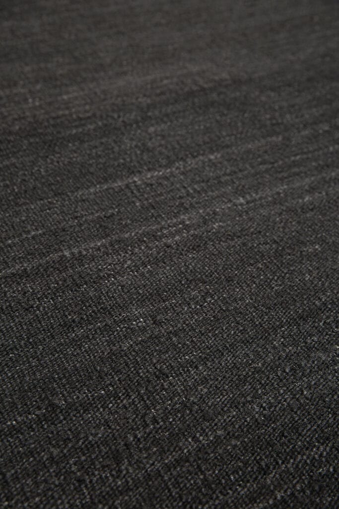 Une image en gros plan d’un tapis noir.