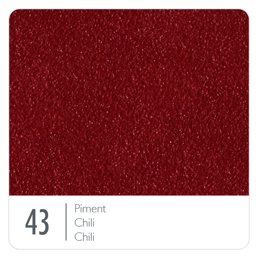 Un fauteuil bordeaux avec le mot « piment chil ».