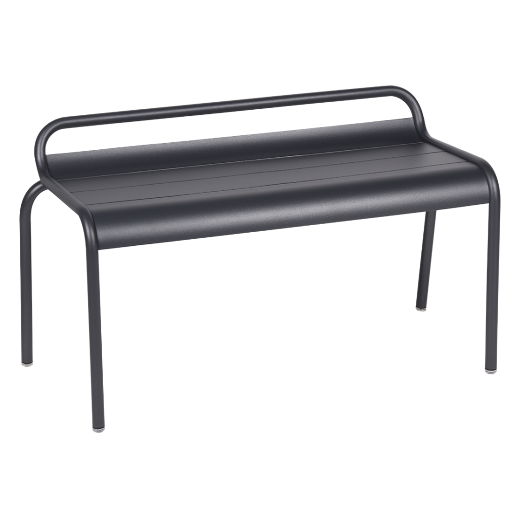 Un banc en métal noir sur fond blanc.